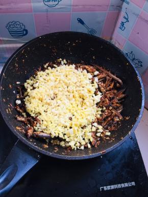 放入蒜末，姜末！