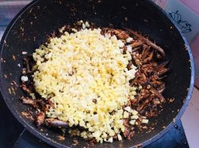 放入蒜末，姜末！