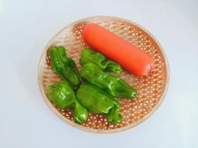 准备新鲜的青椒与香肠。