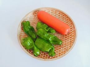 准备新鲜的青椒与香肠。