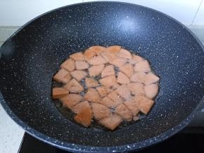 把香肠翻炒至两面微黄。