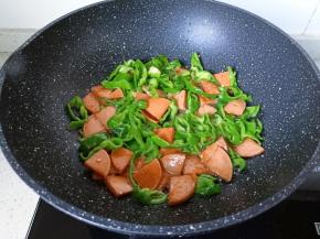 加入青椒丝翻炒。