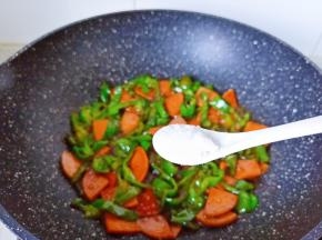 加一点细盐调味。