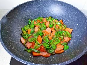 将调味料翻炒均匀即可出锅。