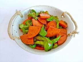 青椒的清香配上香肠的肉味，米饭多吃两碗。