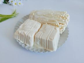 挑选嫩豆腐来做这道汤。