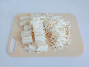金针菇清洗干净后切成三段。