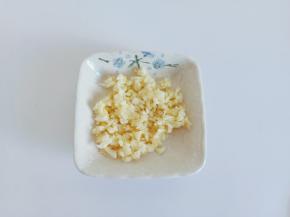 蒜放在案板拍一下，剥皮再剁成泥。