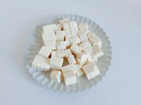 豆腐切成小方块。