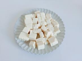 豆腐切成小方块。