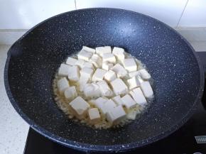 大火将豆腐翻炒一下。