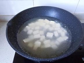 开大火将豆腐烧开。
