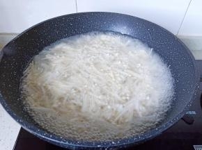 开大火将金针菇炖煮2-3分钟。