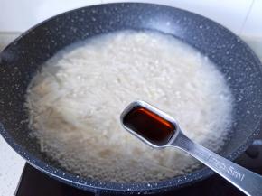 加一点生抽与蚝油调味。