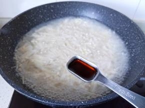 加一点生抽与蚝油调味。