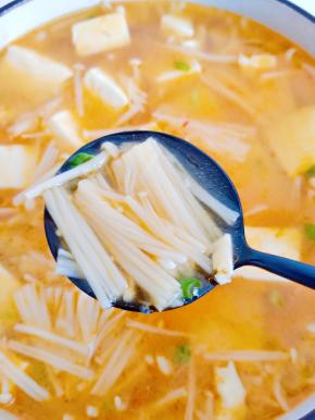 金针菇来一勺，够劲道。