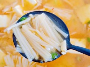 金针菇来一勺，够劲道。