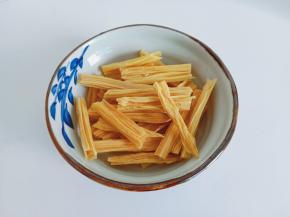 腐竹扳成一小段。