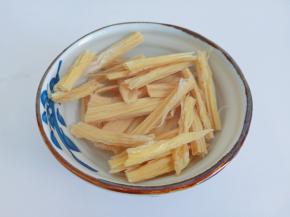 加入温水没过腐竹。