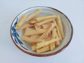 加入温水没过腐竹。