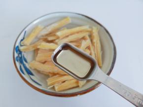 加一勺醋可以让泡好的腐竹更加劲道。