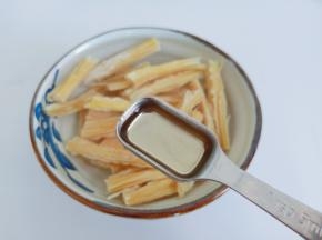加一勺醋可以让泡好的腐竹更加劲道。