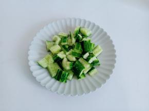 黄瓜削去外皮带刺的地方，放在菜板轻轻拍一下，再切成小段就可以。