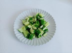 黄瓜削去外皮带刺的地方，放在菜板轻轻拍一下，再切成小段就可以。