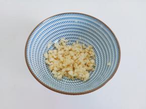 蒜放在案板拍一下，剥皮再剁成泥。