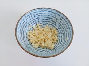 蒜放在案板拍一下，剥皮再剁成泥。