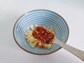 碗里放入调味料搅拌均匀。