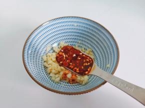 碗里放入调味料搅拌均匀。