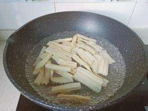 锅里水开下腐竹煮两分钟左右捞出，腐竹过一遍凉开水吃起来更爽。