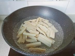 锅里水开下腐竹煮两分钟左右捞出，腐竹过一遍凉开水吃起来更爽。