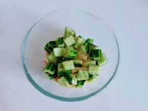 腐竹与黄瓜放入大一点的容器。