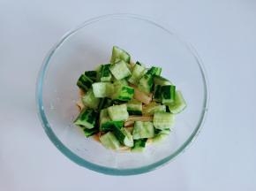 腐竹与黄瓜放入大一点的容器。