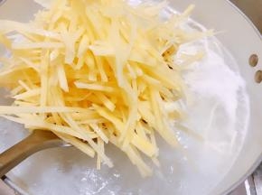 面条煮至8分熟加入土豆丝，土豆丝一变色就可以关火