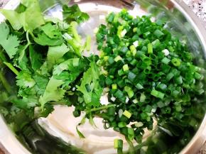 香菜切段，小葱切葱花