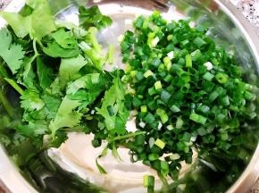 香菜切段，小葱切葱花