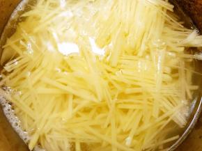 土豆去皮切成细丝，用清水漂洗去淀粉