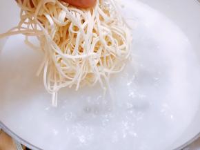锅里烧水，水滚开后下入鲜面条
