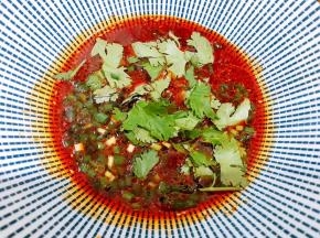 调料碗里加入2大勺面汤撒上适量和香菜，把面条和土豆丝放入碗里。