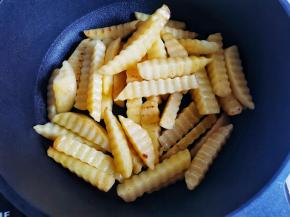 锅中热油，放入土豆条，小火慢煎至金黄。