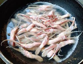 锅中烧开水放入鸭舌同时倒入料酒焯水去除杂质去除腥味