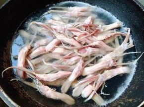 锅中烧开水放入鸭舌同时倒入料酒焯水去除杂质去除腥味