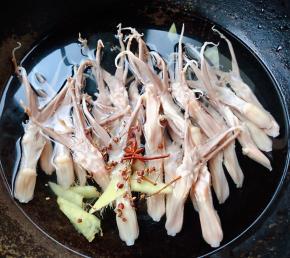 鸭舌放入锅中添加适量清水放入姜、花椒、八角