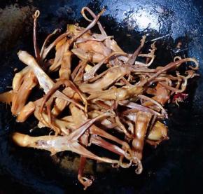 鸭舌卤至汤汁不多时放入盐和味精调味提鲜即可出锅享用