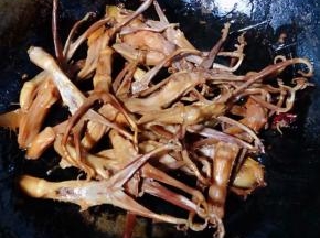 鸭舌卤至汤汁不多时放入盐和味精调味提鲜即可出锅享用