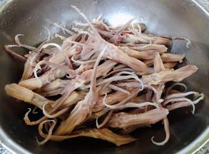 鸭舌过凉后洗净沥干水份