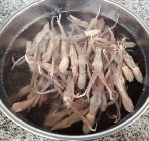 焯好水的鸭舌立即放入冷水中过凉后洗净沥干水份